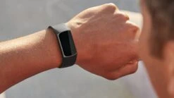 FITBIT - CHARGE 5-BIANCO LUNARE / ORO CHIARO -Negozio Di Elettronica 212011640 3