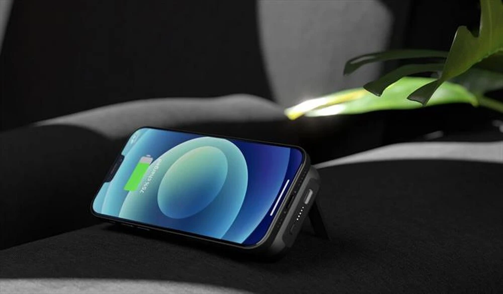 ZENS - MAGNETIC POWERBANK WIRELESS+KICKSTAND+RECEIVER-Black 7 ZENS - MAGNETIC POWERBANK WIRELESS+KICKSTAND+RECEIVER-Black - immagine 5